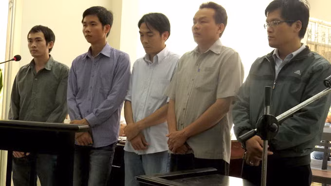 5 cựu điều tra viên công an tại Phú Yên ra tòa vì dùng nhục hình làm chết nghi can. 5 cựu điều tra viên công an tại Phú Yên ra tòa vì dùng nhục hình làm chết nghi can.