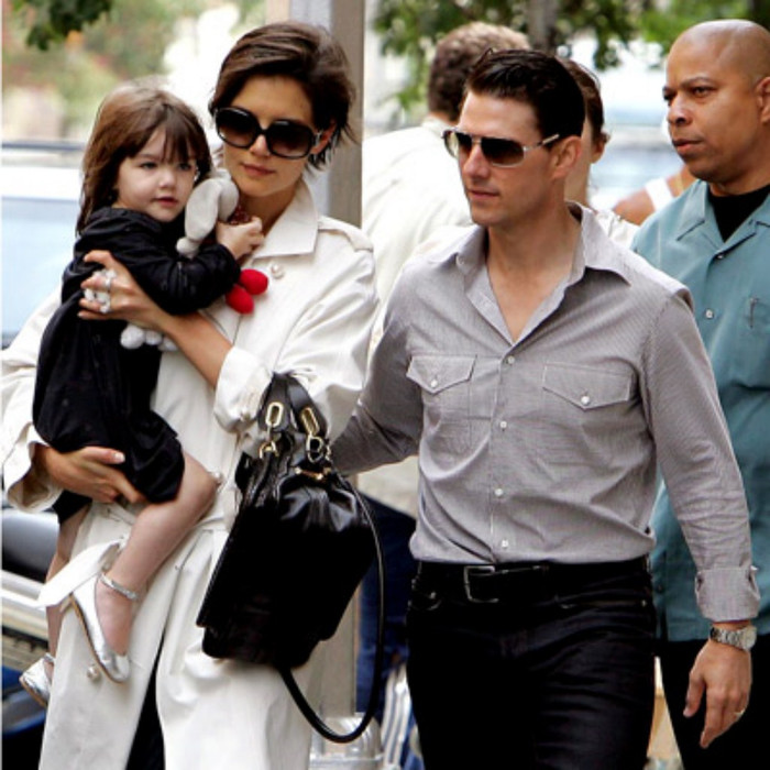 Đây là cuộc hôn nhân đầu tiên của Katie Holmes và là cuộc hôn nhân thứ ba của Tom Cruise. Trước đó, anh đã từng kết hôn với nữ diễn viên Nicole Kidman (họ đã nhận nuôi 2 đứa trẻ) và Mini Rogers. Đây là cuộc hôn nhân đầu tiên của Katie Holmes và là cuộc hôn nhân thứ ba của Tom Cruise. Trước đó, anh đã từng kết hôn với nữ diễn viên Nicole Kidman (họ đã nhận nuôi 2 đứa trẻ) và Mini Rogers.