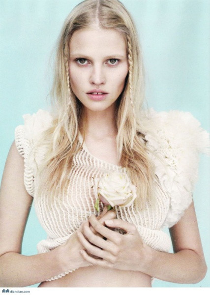 8. Lara Stone (3.8 triệu đô). Hè 2011-2012, Siêu mẫu người Hà Lan này đã thu về 3.8 triệu đô khi là người mẫu đại diện cho hãng quần Jeans Calvin Klein, cùng những hợp đồng với các hãng thời trang danh tiếng như Versace, Donna Karan và Prada đem lại. 8. Lara Stone (3.8 triệu đô). Hè 2011-2012, Siêu mẫu người Hà Lan này đã thu về 3.8 triệu đô khi là người mẫu đại diện cho hãng quần Jeans Calvin Klein, cùng những hợp đồng với các hãng thời trang danh tiếng như Versace, Donna Karan và Prada đem lại.