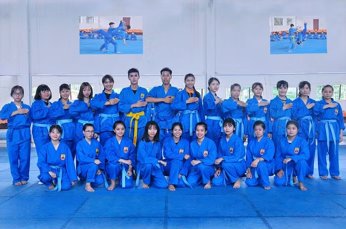 Nguyễn Đức Tân (đứng thứ 3 từ trái sang phải) tham gia dạy võ giao lưu với các bạn du học sinh ở Philippines. Ảnh: NVCC Nguyễn Đức Tân (đứng thứ 3 từ trái sang phải) tham gia dạy võ giao lưu với các bạn du học sinh ở Philippines. Ảnh: NVCC