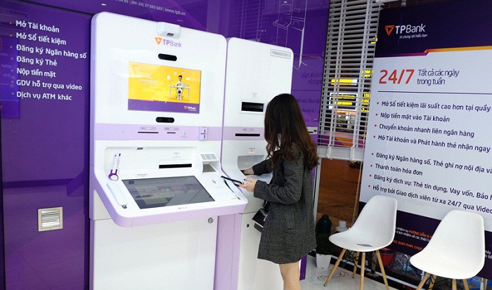 Một người phụ nữ đang thực hiện việc nộp tiền tại LiveBank, sau khi mới mở tài khoản và nhận thẻ ATM ngay tại chỗ chỉ trong ít phút. Một người phụ nữ đang thực hiện việc nộp tiền tại LiveBank, sau khi mới mở tài khoản và nhận thẻ ATM ngay tại chỗ chỉ trong ít phút.