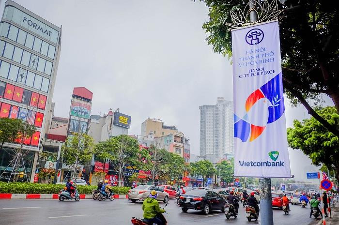 Vietcombank chung tay cùng các doanh nghiệp và nhân dân Thủ đô trang hoàng đường phố xanh, sạch, đẹp, mang đến sự thân thiện, mến khách, chào đón Hội nghị thượng đỉnh Mỹ - Triều Tiên. Vietcombank chung tay cùng các doanh nghiệp và nhân dân Thủ đô trang hoàng đường phố xanh, sạch, đẹp, mang đến sự thân thiện, mến khách, chào đón Hội nghị thượng đỉnh Mỹ - Triều Tiên.