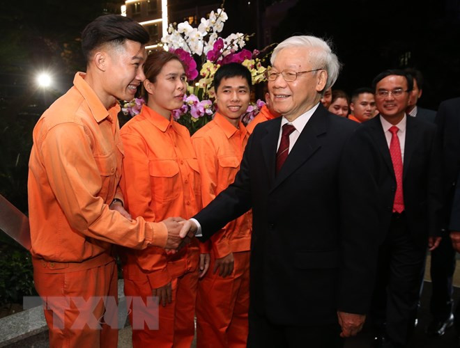 Tổng Bí thư, Chủ tịch nước Nguyễn Phú Trọng với cán bộ, công nhân Tập đoàn Điện lực Việt Nam. (Ảnh: Lâm Khánh/TTXVN) Tổng Bí thư, Chủ tịch nước Nguyễn Phú Trọng với cán bộ, công nhân Tập đoàn Điện lực Việt Nam. (Ảnh: Lâm Khánh/TTXVN)
