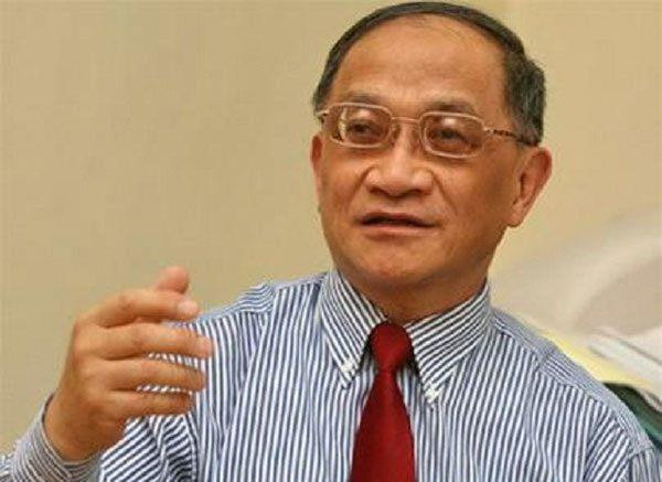 Chuyên gia kinh tế Lê Đăng Doanh: Trong kinh tế thị trường, chỉ cần không vi phạm pháp luật thì mọi hoạt động đầu tư đều là hợp pháp. Tuy nhiên, trong những dự án đầu tư du lịch tâm linh hiện nay, cần phải xem xét cái hợp pháp ấy có hợp lý hay không và mục đích là gì? Rất nhiều người đặt câu hỏi chủ đầu tư bỏ hàng chục nghìn tỷ đồng vào các dự án tâm linh thì nguồn vốn từ đâu, lợi nhuận thu như thế nào? Song, tới nay vẫn chưa có sự công khai minh bạch về các dự án này. Cách mạng khoa học công nghệ đang phát triển như vũ bão, trong khi doanh nghiệp các nước khác đổ tiền vào đầu tư ở lĩnh vực khoa học công nghệ, thì doanh nghiệp của chúng ta lại đổ xô đầu tư vào tâm linh vào đền chùa. Chính phủ và chính quyền địa phương có thái độ như thế nào về hoạt động đầu tư này? Việc cấp tới 5.000ha cho một dự án tâm linh so với việc cấp đất để đầu tư cho bệnh viện, trường học, nhà ở công nhân, nhà ở xã hội cho người nghèo đã hợp lý chưa? Tất cả vấn đề này cần phải có câu trả lời rõ ràng, tránh hậu quả đầu tư vào lĩnh vực tâm linh ồ ạt, gây lãng phí cho Nhà nước và xã hội. Thiết nghĩ, Hội đồng nhân dân địa phương và cao hơn là Quốc hội nên có sự giám sát và kiểm tra hoạt động đầu tư này. Chuyên gia kinh tế Lê Đăng Doanh: Trong kinh tế thị trường, chỉ cần không vi phạm pháp luật thì mọi hoạt động đầu tư đều là hợp pháp. Tuy nhiên, trong những dự án đầu tư du lịch tâm linh hiện nay, cần phải xem xét cái hợp pháp ấy có hợp lý hay không và mục đích là gì? Rất nhiều người đặt câu hỏi chủ đầu tư bỏ hàng chục nghìn tỷ đồng vào các dự án tâm linh thì nguồn vốn từ đâu, lợi nhuận thu như thế nào? Song, tới nay vẫn chưa có sự công khai minh bạch về các dự án này. Cách mạng khoa học công nghệ đang phát triển như vũ bão, trong khi doanh nghiệp các nước khác đổ tiền vào đầu tư ở lĩnh vực khoa học công nghệ, thì doanh nghiệp của chúng ta lại đổ xô đầu tư vào tâm linh vào đền chùa. Chính phủ và chính quyền địa phương có thái độ như thế nào về hoạt động đầu tư này? Việc cấp tới 5.000ha cho một dự án tâm linh so với việc cấp đất để đầu tư cho bệnh viện, trường học, nhà ở công nhân, nhà ở xã hội cho người nghèo đã hợp lý chưa? Tất cả vấn đề này cần phải có câu trả lời rõ ràng, tránh hậu quả đầu tư vào lĩnh vực tâm linh ồ ạt, gây lãng phí cho Nhà nước và xã hội. Thiết nghĩ, Hội đồng nhân dân địa phương và cao hơn là Quốc hội nên có sự giám sát và kiểm tra hoạt động đầu tư này.