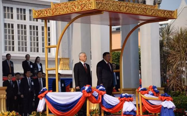 Tổng Bí thư, Chủ tịch nước Nguyễn Phú Trọng dự lễ đón chính thức tại thủ đô Vientiane. (Ảnh: TTXVN)