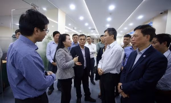 Bộ trưởng Bộ Y tế Nguyễn Thị Kim Tiến trao đổi với các bác sĩ của Trung tâm Giám định bảo hiểm y tế và Thanh toán đa tuyến phía Bắc.