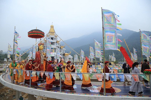 Cung rước Tám hóa thân Liên Hóa Sinh trên cầu Đại Lạc Kim Cương Mandala. Cung rước Tám hóa thân Liên Hóa Sinh trên cầu Đại Lạc Kim Cương Mandala.