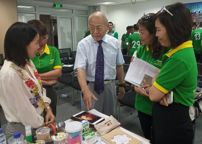 Bác sĩ CKI Trần Thị Minh Nguyệt cùng các bác sĩ của NutiFood trao đổi thêm với bác sĩ Ryoichi tại buổi tập huấn. Bác sĩ CKI Trần Thị Minh Nguyệt cùng các bác sĩ của NutiFood trao đổi thêm với bác sĩ Ryoichi tại buổi tập huấn.