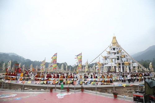 Dòng người nối dài đi triều bái cầu Đại Lạc. Dòng người nối dài đi triều bái cầu Đại Lạc.