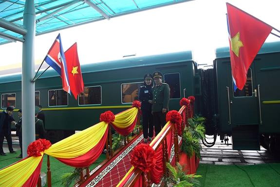 Nhiều người chụp ảnh lưu niệm bên đoàn tàu. Nhiều người chụp ảnh lưu niệm bên đoàn tàu.