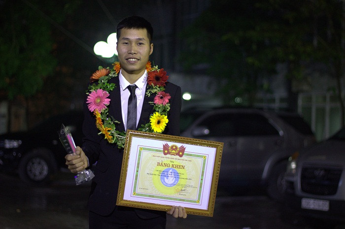 Nguyễn Đức Tân - Lớp trưởng lớp Đại học Văn - Truyền thông K2 vinh dự đại diện lớp xuống Hà Nội nhận Bằng khen Tập thể sinh viên 5 tốt cấp Trung ương, lớp Tân là 1 trong 11 tập thể tiêu biểu trong hơn 700 trường đại học tiêu biểu trong cả nước được. (Ảnh: Tiến Đỗ) Nguyễn Đức Tân - Lớp trưởng lớp Đại học Văn - Truyền thông K2 vinh dự đại diện lớp xuống Hà Nội nhận Bằng khen Tập thể sinh viên 5 tốt cấp Trung ương, lớp Tân là 1 trong 11 tập thể tiêu biểu trong hơn 700 trường đại học tiêu biểu trong cả nước được. (Ảnh: Tiến Đỗ)