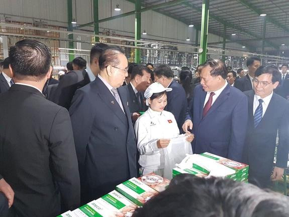 Phó chủ tịch Đảng Lao động Triều Tiên Ri Su Yong cùng đoàn đại biểu cấp cao thăm Nhà máy An Phát Plastic. Phó chủ tịch Đảng Lao động Triều Tiên Ri Su Yong cùng đoàn đại biểu cấp cao thăm Nhà máy An Phát Plastic.