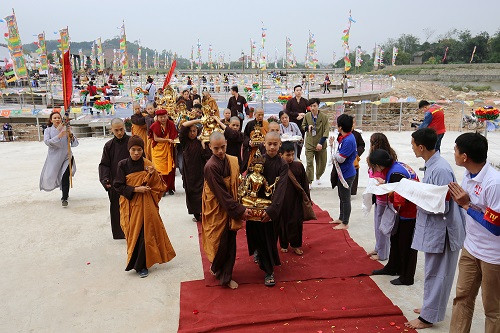 Lễ rước 21 Phật mẫu Tara an vị tại Cung điện Liên Hoa. Lễ rước 21 Phật mẫu Tara an vị tại Cung điện Liên Hoa.