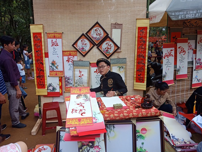 Ông Đồ viết thư pháp đầu năm.