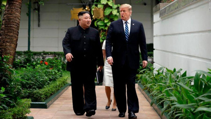 Tổng thống Donald Trump và Chủ tịch Kim Jong Un trò chuyện thân mật trong khuôn viên Khách sạn Metropole. Ảnh: AP/Evan Vucci Tổng thống Donald Trump và Chủ tịch Kim Jong Un trò chuyện thân mật trong khuôn viên Khách sạn Metropole. Ảnh: AP/Evan Vucci