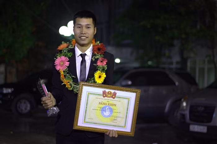 Nguyễn Đức Tân - Lớp trưởng lớp Đại học Văn - Truyền thông K2 vinh dự đại diện lớp xuống Hà Nội nhận Bằng khen Tập thể sinh viên 5 tốt cấp Trung ương, lớp Tân là 1 trong 11 tập thể tiêu biểu trong hơn 700 trường đại học tiêu biểu trong cả nước được. (Ảnh: Tiến Đỗ) Nguyễn Đức Tân - Lớp trưởng lớp Đại học Văn - Truyền thông K2 vinh dự đại diện lớp xuống Hà Nội nhận Bằng khen Tập thể sinh viên 5 tốt cấp Trung ương, lớp Tân là 1 trong 11 tập thể tiêu biểu trong hơn 700 trường đại học tiêu biểu trong cả nước được. (Ảnh: Tiến Đỗ)