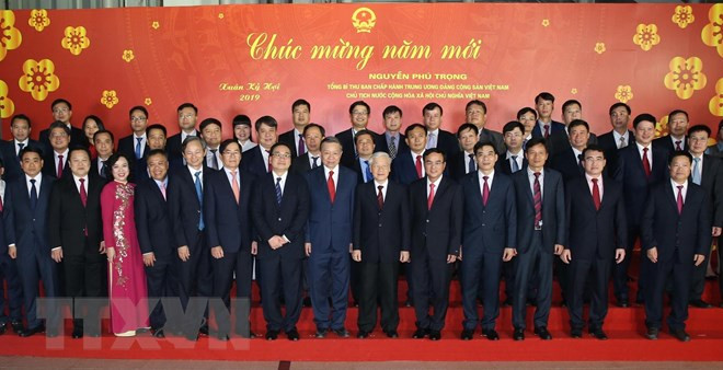 Tổng Bí thư, Chủ tịch nước Nguyễn Phú Trọng và các đại biểu với cán bộ Tập đoàn Điện lực Việt Nam. (Ảnh: Lâm Khánh/TTXVN) Tổng Bí thư, Chủ tịch nước Nguyễn Phú Trọng và các đại biểu với cán bộ Tập đoàn Điện lực Việt Nam. (Ảnh: Lâm Khánh/TTXVN)