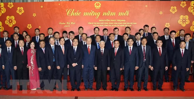 Tổng Bí thư, Chủ tịch nước Nguyễn Phú Trọng và các đại biểu với cán bộ Tập đoàn Điện lực Việt Nam. (Ảnh: Lâm Khánh/TTXVN)