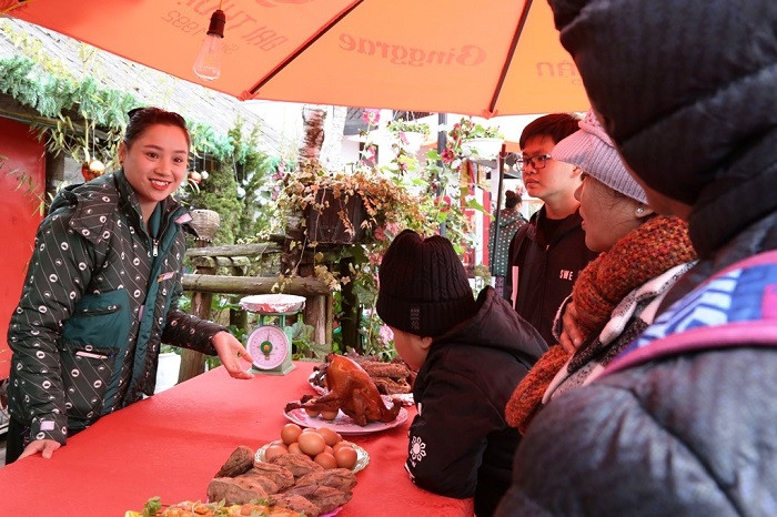 Lục Thị Chuyền – cô gái người dân tộc Tày. Lục Thị Chuyền – cô gái người dân tộc Tày.