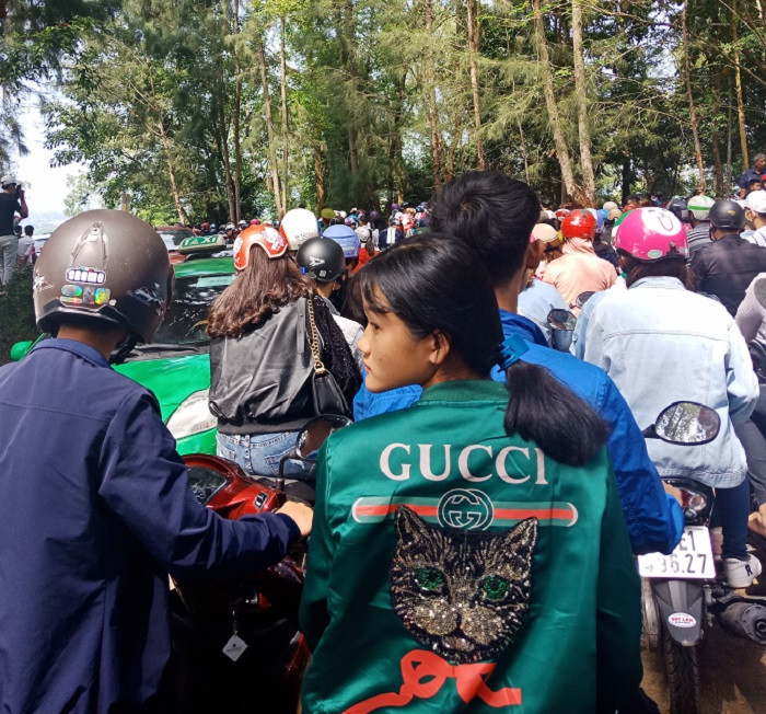 Tình trạng ùn tắc, kẹt xe mấy tiếng đồng hồ.