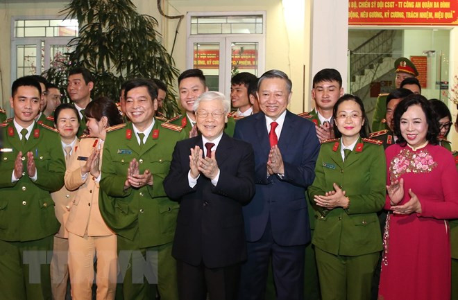 Tổng Bí thư, Chủ tịch nước Nguyễn Phú Trọng với cán bộ, chiến sỹ Đội Cảnh sát Giao thông-Trật tự-Cơ động (113), Công an quận Ba Đình, Công an thành phố Hà Nội. (Ảnh: Lâm Khánh/TTXVN) Tổng Bí thư, Chủ tịch nước Nguyễn Phú Trọng với cán bộ, chiến sỹ Đội Cảnh sát Giao thông-Trật tự-Cơ động (113), Công an quận Ba Đình, Công an thành phố Hà Nội. (Ảnh: Lâm Khánh/TTXVN)