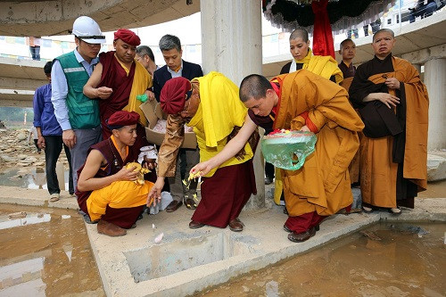 Đức Gyalwang Drukpa thực hiện các nghi lễ gia trì yểm tâm cầu Đại lạc Kim Cương Mandala. Đức Gyalwang Drukpa thực hiện các nghi lễ gia trì yểm tâm cầu Đại lạc Kim Cương Mandala.