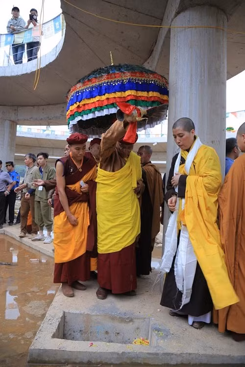 Đức Gyalwang Drukpa gia trì yểm tâm Cầu Đại lạc Kim Cương Mandala. Đức Gyalwang Drukpa gia trì yểm tâm Cầu Đại lạc Kim Cương Mandala.