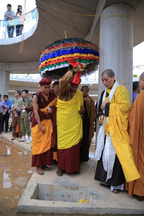 Đức Gyalwang Drukpa gia trì yểm tâm Cầu Đại lạc Kim Cương Mandala. Đức Gyalwang Drukpa gia trì yểm tâm Cầu Đại lạc Kim Cương Mandala.