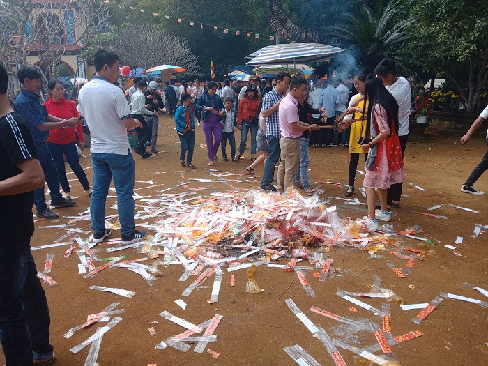 Rác vất bừa bãi trong khuôn viên chùa.