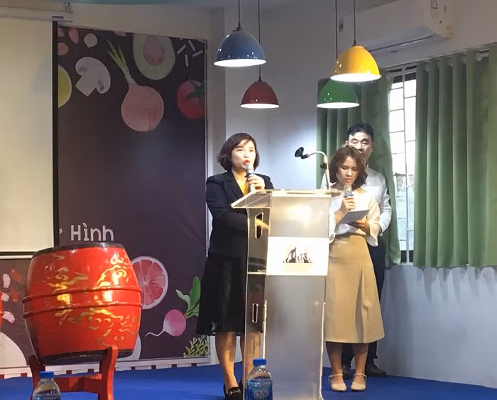 Cô Phạm Bích Hồng, Phó hiệu trưởng phụ trách các bộ môn giảng dạy bằng Tiếng anh Trường Everest chia sẻ tại buổi triển lãm (Ảnh: A.N) Cô Phạm Bích Hồng, Phó hiệu trưởng phụ trách các bộ môn giảng dạy bằng Tiếng anh Trường Everest chia sẻ tại buổi triển lãm (Ảnh: A.N)