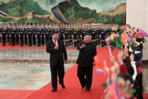 Chủ tịch Trung Quốc Tập Cận Bình (trái) và nhà lãnh đạo Triều Tiên, Kim Jong-un tại lễ đón ở Đại lễ Đường Nhân dân ở Bắc Kinh ngày 08/1/2019. (Ảnh: Xinhua.net) Chủ tịch Trung Quốc Tập Cận Bình (trái) và nhà lãnh đạo Triều Tiên, Kim Jong-un tại lễ đón ở Đại lễ Đường Nhân dân ở Bắc Kinh ngày 08/1/2019. (Ảnh: Xinhua.net)