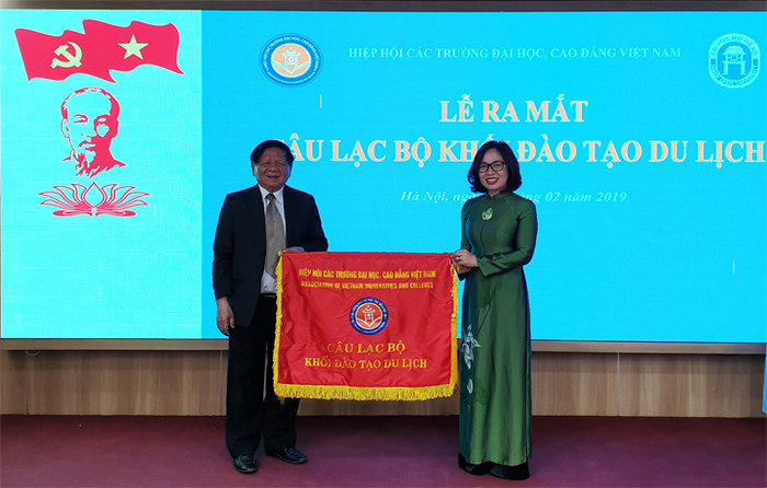 Phó giáo sư, Tiến sĩ Trần Xuân Nhĩ trao quyết định cử Chủ nhiệm lâm thời Câu lạc bộ Khối đào tạo Du lịch cho Phó giáo sư, Tiến sĩ Nguyễn Thị Nhung. Phó giáo sư, Tiến sĩ Trần Xuân Nhĩ trao quyết định cử Chủ nhiệm lâm thời Câu lạc bộ Khối đào tạo Du lịch cho Phó giáo sư, Tiến sĩ Nguyễn Thị Nhung.