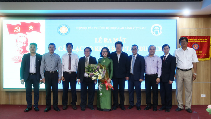 Các thành viên trong Ban chủ nhiệm Câu lạc bộ. Các thành viên trong Ban chủ nhiệm Câu lạc bộ.