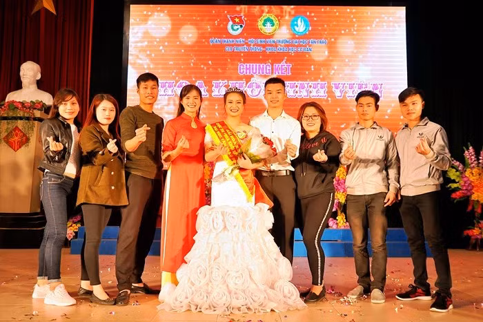 Nguyễn Đức Tân (đứng thứ 3 từ trái sang phải) tham gia Ban tổ chức chương trình Hoa khôi sinh viên của Đoàn thanh niên - Hội sinh viên trường Đại học Tân Trào tổ chức. Ảnh: NVCC Nguyễn Đức Tân (đứng thứ 3 từ trái sang phải) tham gia Ban tổ chức chương trình Hoa khôi sinh viên của Đoàn thanh niên - Hội sinh viên trường Đại học Tân Trào tổ chức. Ảnh: NVCC