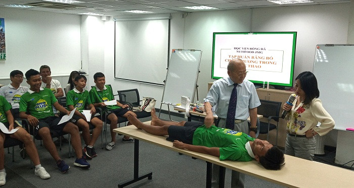 Bác sĩ Ryoichi đã nghiên cứu và ứng dụng phương pháp trị liệu này 35 năm nay. Bác sĩ Ryoichi đã nghiên cứu và ứng dụng phương pháp trị liệu này 35 năm nay.