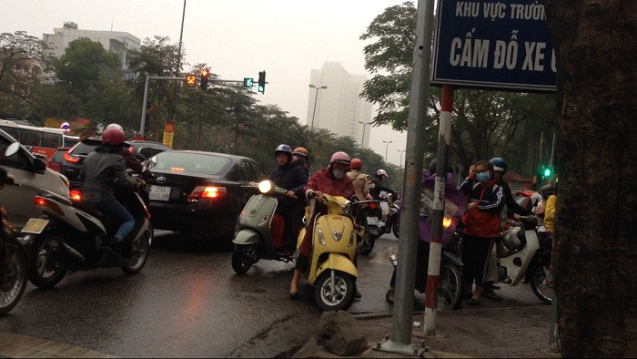 Cổng Trường cấp 2 Lê Qúy Đôn, đường Nguyễn Văn Huyên, quận Cầu Giấy, Hà Nội, nhiều bậc phụ huynh đi ngược chiều, đỗ nơi có biển cấm đỗ xe, chở con không đội mũ bảo hiểm rất nguy hiểm. Ảnh: Công Tiến Cổng Trường cấp 2 Lê Qúy Đôn, đường Nguyễn Văn Huyên, quận Cầu Giấy, Hà Nội, nhiều bậc phụ huynh đi ngược chiều, đỗ nơi có biển cấm đỗ xe, chở con không đội mũ bảo hiểm rất nguy hiểm. Ảnh: Công Tiến