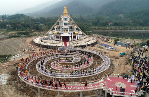 Cầu Đại Lạc Kim Cương Mandala trong ngày khai mạc Pháp hội. Cầu Đại Lạc Kim Cương Mandala trong ngày khai mạc Pháp hội.