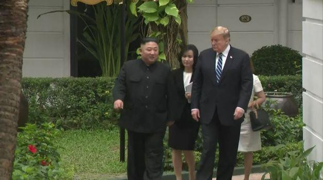 Hai nhà lãnh đạo rời khỏi phòng họp kín, cùng hướng đến phòng họp mở rộng. Ảnh: APTN Hai nhà lãnh đạo rời khỏi phòng họp kín, cùng hướng đến phòng họp mở rộng. Ảnh: APTN
