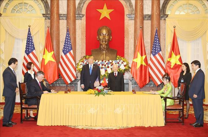 Tổng Bí thư, Chủ tịch nước Nguyễn Phú Trọng và Tổng thống Mỹ Donald Trump chứng kiến Lễ ký hợp đồng mua thêm máy bay Boeing 737 MAX giữa Hãng hàng không Vietjet Air và Hãng sản xuất máy bay Boeing. Ảnh: Trí Dũng/TTXVN Tổng Bí thư, Chủ tịch nước Nguyễn Phú Trọng và Tổng thống Mỹ Donald Trump chứng kiến Lễ ký hợp đồng mua thêm máy bay Boeing 737 MAX giữa Hãng hàng không Vietjet Air và Hãng sản xuất máy bay Boeing. Ảnh: Trí Dũng/TTXVN