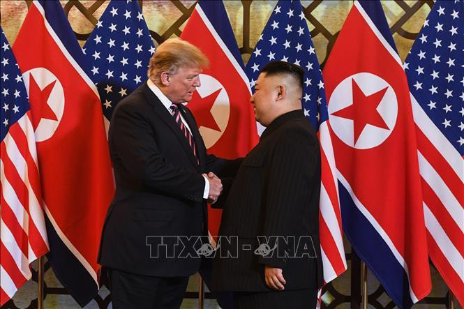Cái bắt tay lịch sử giữa Tổng thống Mỹ Donald Trump (trái) và Chủ tịch Triều Tiên Kim Jong-un tại cuộc gặp ở Hà Nội ngày 27/2/2019. Ảnh: AFP/ TTXVN Cái bắt tay lịch sử giữa Tổng thống Mỹ Donald Trump (trái) và Chủ tịch Triều Tiên Kim Jong-un tại cuộc gặp ở Hà Nội ngày 27/2/2019. Ảnh: AFP/ TTXVN
