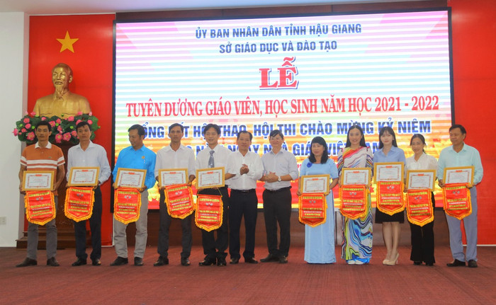 Lãnh đạo Sở Giáo dục và Đào tạo tỉnh Hậu Giang tặng bằng khen, cờ lưu niệm cho tập thể giáo viên. (Ảnh: Sở Giáo dục và Đào tạo tỉnh Hậu Giang). Lãnh đạo Sở Giáo dục và Đào tạo tỉnh Hậu Giang tặng bằng khen, cờ lưu niệm cho tập thể giáo viên. (Ảnh: Sở Giáo dục và Đào tạo tỉnh Hậu Giang).