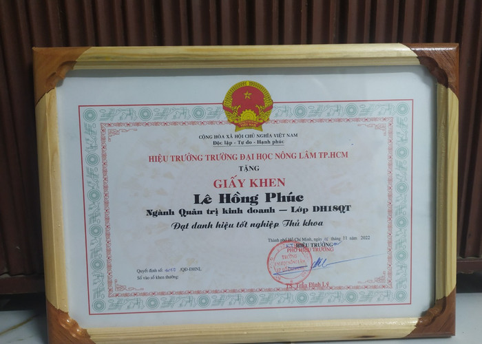 Giấy khen của Lê Hồng Phúc đạt danh hiệu tốt nghiệp thủ khoa. (Ảnh: Nhân vật cung cấp). Giấy khen của Lê Hồng Phúc đạt danh hiệu tốt nghiệp thủ khoa. (Ảnh: Nhân vật cung cấp).