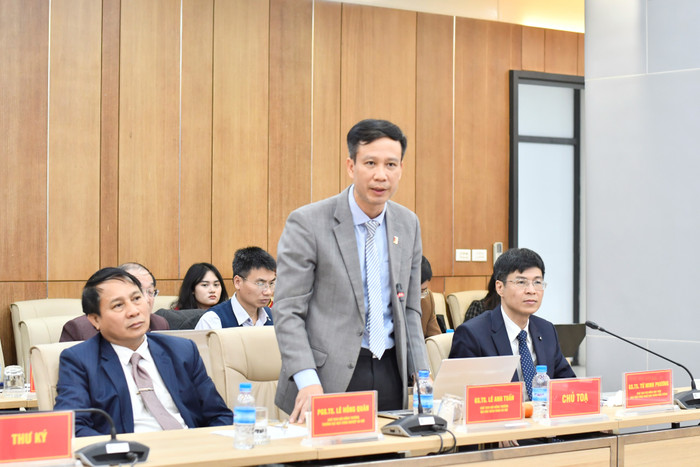 Giáo sư, Tiến sĩ Lê Anh Tuấn, Chủ tịch Hội đồng trường Đại học Bách Khoa Hà Nội thay mặt chủ tọa phát biểu. (Ảnh: Huệ Mai).
