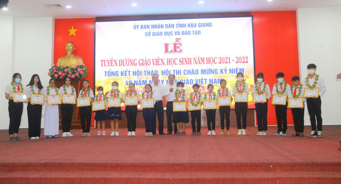 Lãnh đạo Sở Giáo dục và Đào tạo tỉnh Hậu Giang trao thưởng cho học sinh có thành tích xuất sắc trong năm học 2021-2022. (Ảnh: Sở Giáo dục và Đào tạo tỉnh Hậu Giang). Lãnh đạo Sở Giáo dục và Đào tạo tỉnh Hậu Giang trao thưởng cho học sinh có thành tích xuất sắc trong năm học 2021-2022. (Ảnh: Sở Giáo dục và Đào tạo tỉnh Hậu Giang).