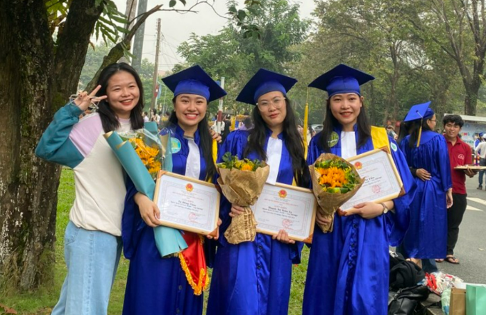 Lê Hồng Phúc (thứ 2, từ trái sang) chụp ảnh trong ngày tốt nghiệp. (Ảnh: Nhân vật cung cấp). Lê Hồng Phúc (thứ 2, từ trái sang) chụp ảnh trong ngày tốt nghiệp. (Ảnh: Nhân vật cung cấp).