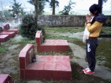 Nữ sinh thắp hương hối lỗi