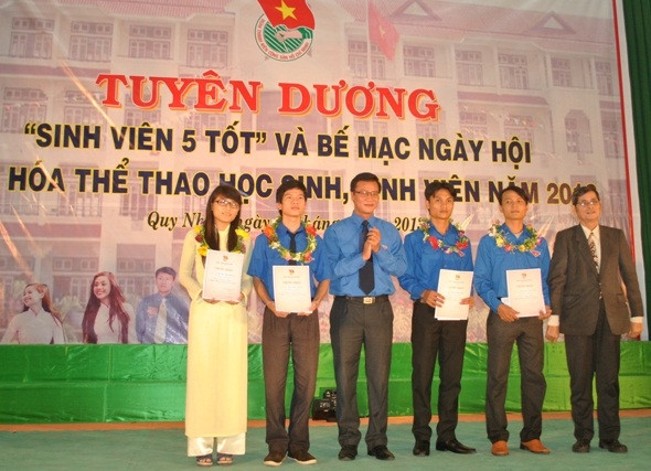 SV Trần Công Minh (thứ 2, bên trái) là một trong 4 sinh viên của tỉnh Bình Định nhận danh hiệu "SV 5 tốt" cấp Trung ương. SV Trần Công Minh (thứ 2, bên trái) là một trong 4 sinh viên của tỉnh Bình Định nhận danh hiệu "SV 5 tốt" cấp Trung ương.