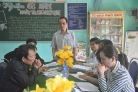 Cuộc họp của lãnh đạo nhà trường cùng chính quyền địa phương xem xét bảo lãnh cho em V. trở lại trường