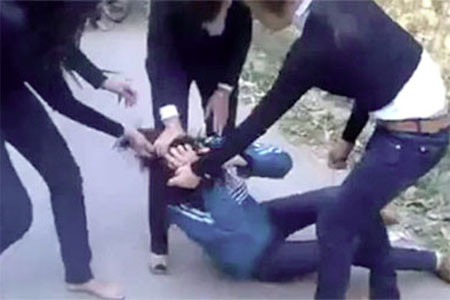 Nữ sinh đánh hội đồng. Nữ sinh đánh hội đồng.