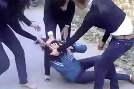 Nữ sinh đánh hội đồng.